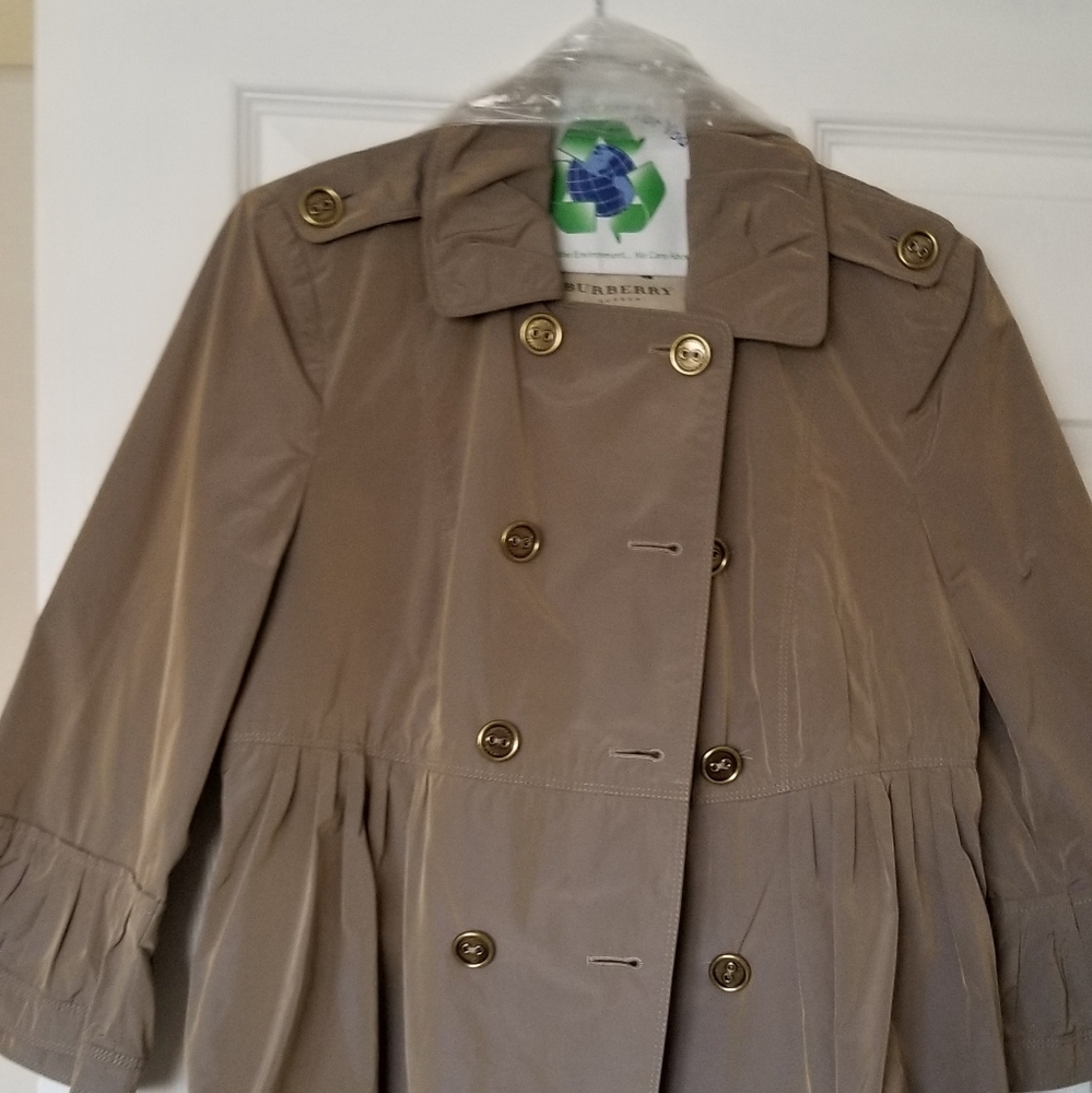 BURBERRY cute cropped jacket! Size 8. Beautiful!